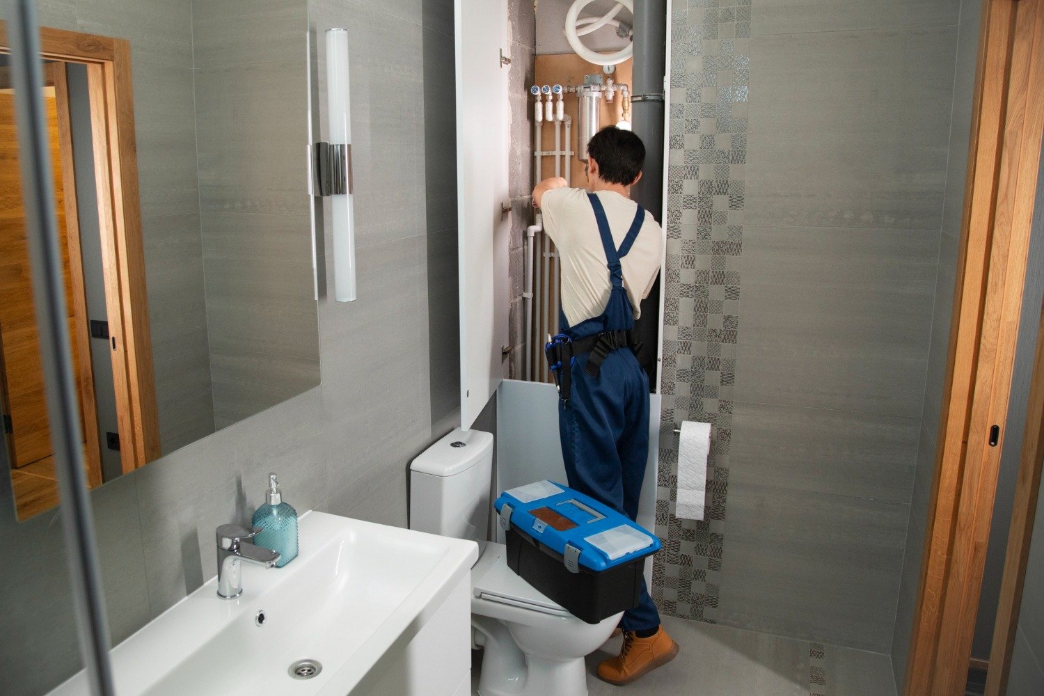 Before You Hire Bathroom Renovators: 10 Things You Need to Know