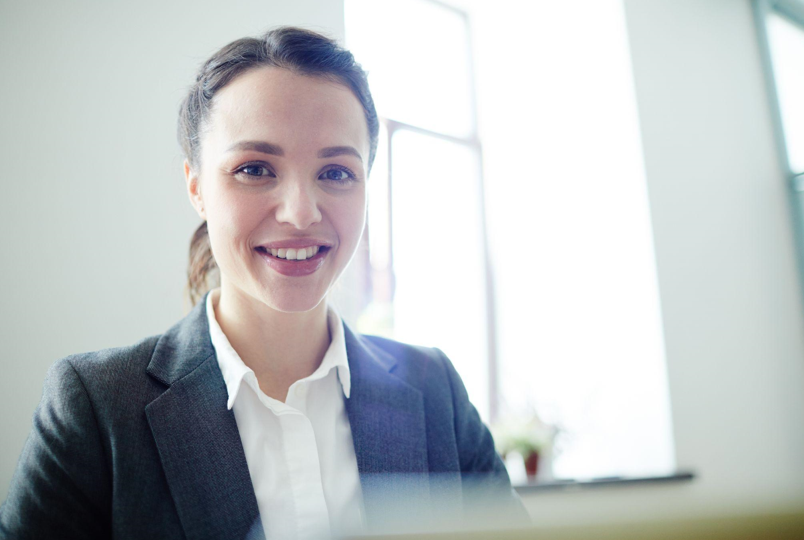 5 Visual Authority Benchmarks: Isabelle Bataglin on Modernizing the Corporate Headshot