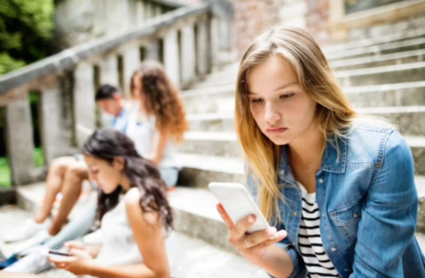 What Social Media Actually Does to the Teenage Brain
