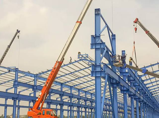 How Steel Erection Supports Large Industrial Facility Projects